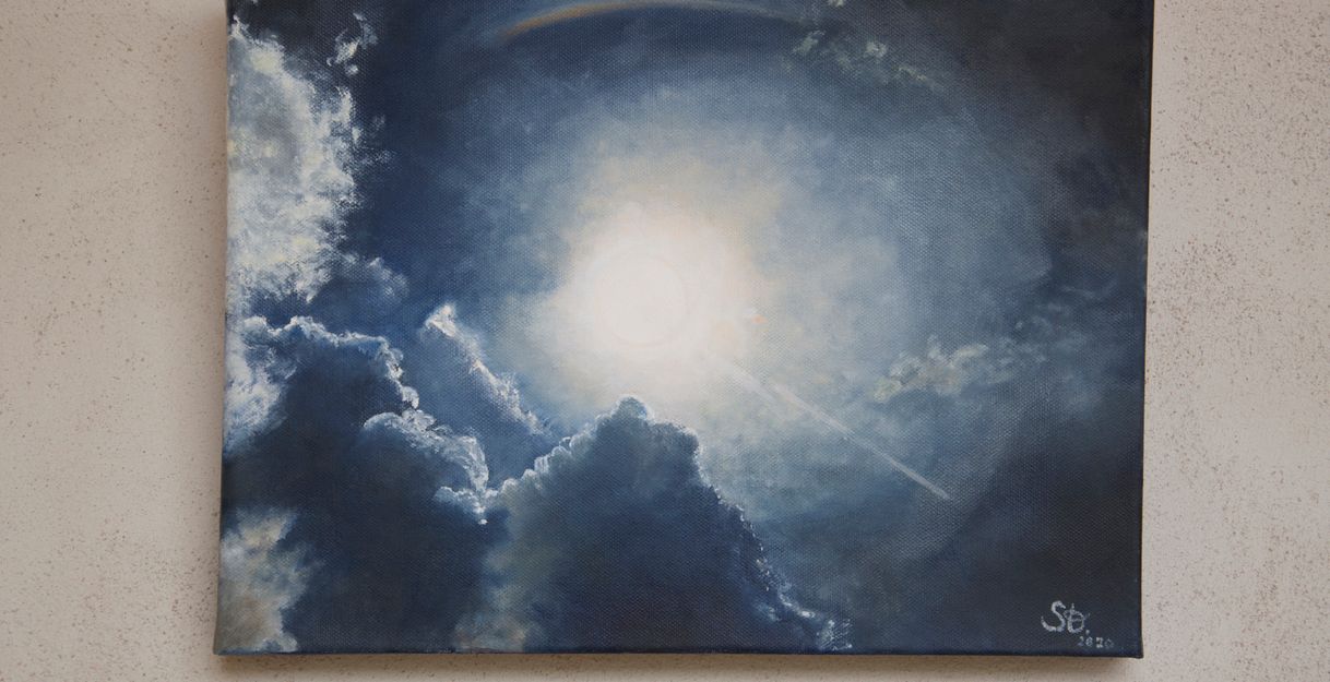 Der Wolken verhangene Himmel öffnet sich nach einem Gewitter und gibt den Blick frei auf ein faszinierendes Lichtphänomen.