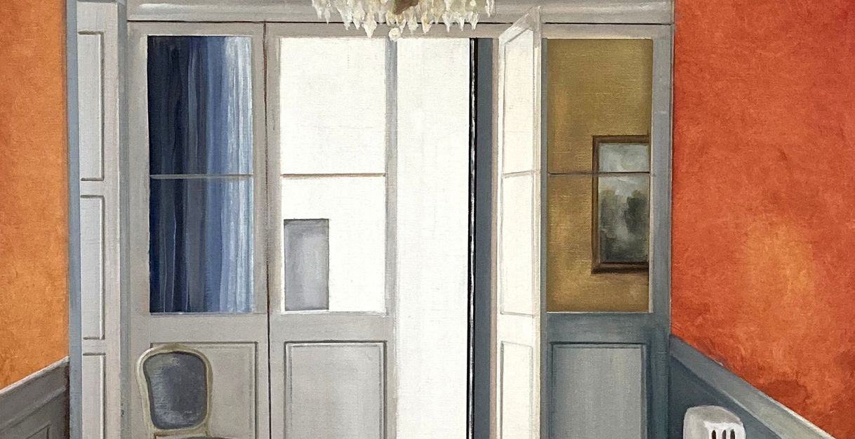 Gemälde eines eleganten Raumes mit offenen Türen, einem Kronleuchter und kariertem Boden.