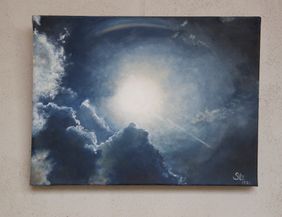 Der Wolken verhangene Himmel öffnet sich nach einem Gewitter und gibt den Blick frei auf ein faszinierendes Lichtphänomen.